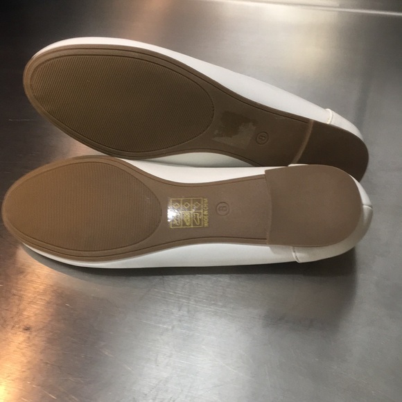 New WB Woman’s Journee Collection Elegant White Women's Flats - Picture 6 of 6